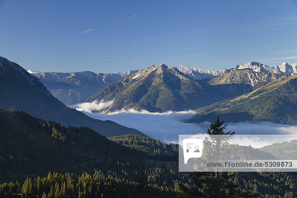 Blick von den Blaubergen ins Achental  Alpen  Österreich  Europa