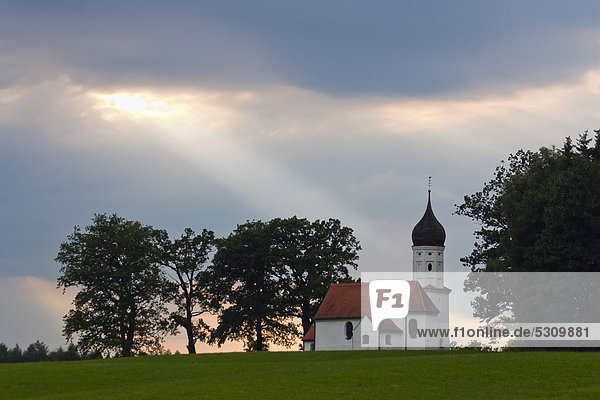 Hubkapelle Penzberg  Wolkenstimmung  Oberbayern  Bayern  Deutschland  Europa