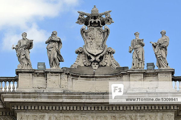 Papstinsignien zwischen 4 Heiligenfiguren auf den Kolonnen  Petersplatz  Vatikan  Rom  Latium  Italien  Europa