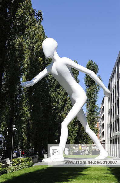 Walking Man  Skulptur von Jonathan Borofsky  1995  vor dem Gebäude der Münchener Rückversicherung  Leopoldstraße  Schwabing  München  Oberbayern  Bayern  Deutschland  Europa