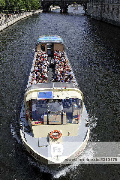 Excursion boat with tourists near the Bode Museum  river Spree  Museumsinsel  Museum Island  UNESCO World Heritage Site  Mitte quarter  Berlin  Germany  Europe  PublicGround