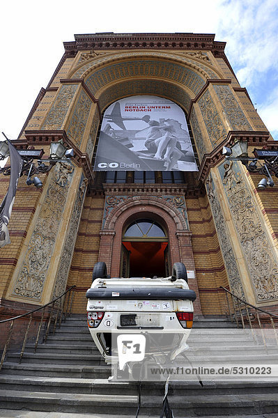 Kunst und Kultur  alter Unfallwagen auf dem Dach vor Eingangsfassade Altes Postfuhramt  Berlin  Deutschland  Europa  ÖffentlicherGrund