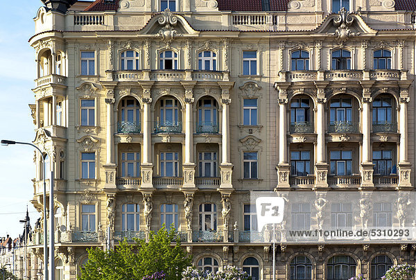 Prag Hauptstadt Europa Kunst Fluss Fassade Hausfassade Tschechische Republik Tschechien Moldau Bank Kreditinstitut Banken