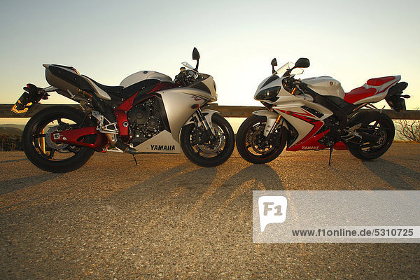 Zwei Motorräder  Yamaha R1