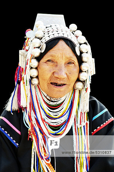 Porträt  Frau vom Bergvolk der Akha in der traditionellen LomueAkha Tracht  Chiang Rai  Thailand  Asien