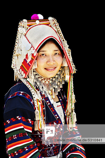 Frau vom Bergvolk der Akha in der PhameeAkha Tracht  Chiang Rai  Thailand  Asien
