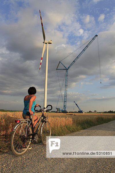 Windturbine Windrad Windräder bauen Europa beobachten Fahrradfahrer Niederösterreich