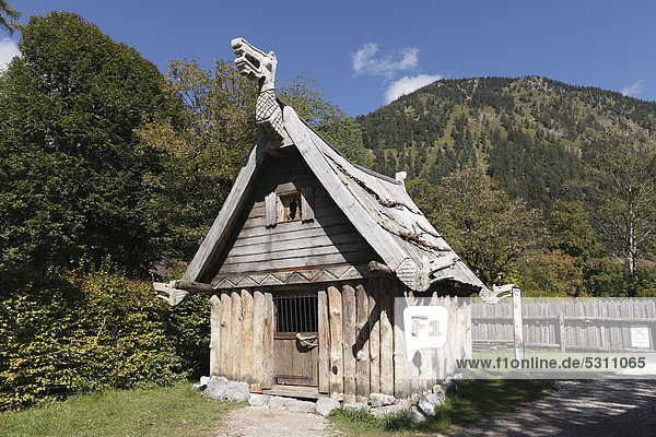 Wooden hut at the Flake Viking village on Lake Walchen  Herzogstand mountain at the back  Upper Bavaria  Bavaria  Germany  Europe