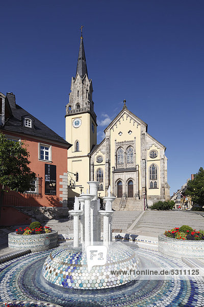 Porzellanbrunnen und Stadtkirche St. Andreas  Martin-Luther-Platz  Selb  Fichtelgebirge  Oberfranken  Franken  Bayern  Deutschland  Europa  ÖffentlicherGrund