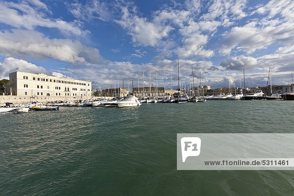 Blick auf den Hafen von Trani  Apulien  Süditalien  Italien  Europa