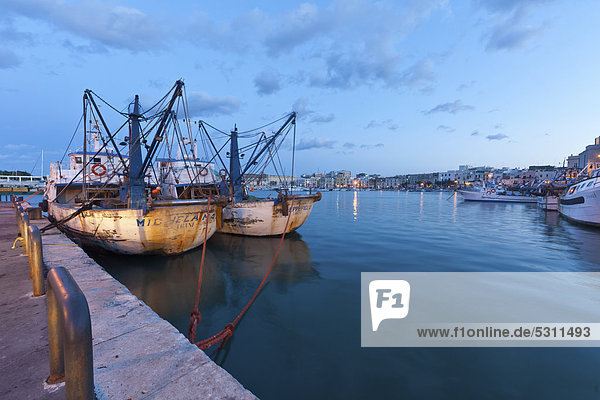 Alte Fischerboote am Abend im Hafen von Trani  Apulien  Süditalien  Italien  Europa