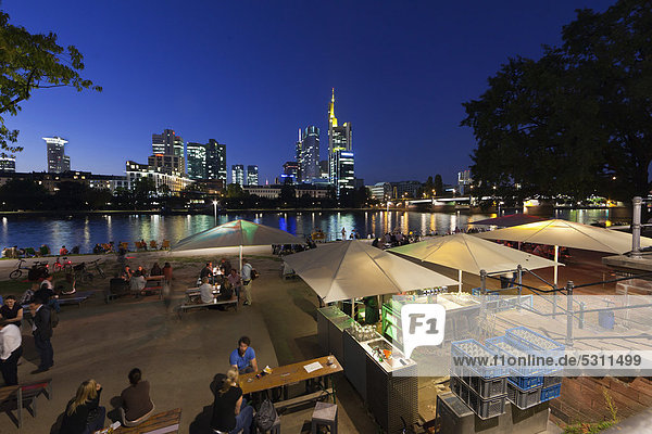 Europa Nacht Fluss Garten Frankfurt am Main Bier Deutschland