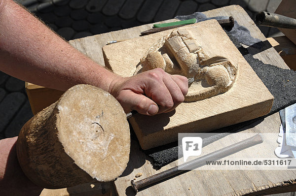 Steinmetz beim Bearbeiten einer Figur in Sandstein  Detailansicht  Nürnberg  Mittelfranken  Bayern  Deutschland  Europa