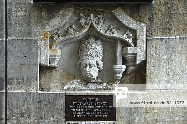 Relief von St. Petrus  dem Stadtpatron Bremens von 1480  am Eingang der Böttcherstraße  Bremen  Deutschland  Europa