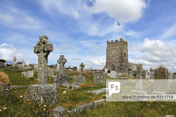 St. Symphorian's Kirche  Turm 1750  mit Friedhof  Forrabury  Cornwall  England  Großbritannien  Europa