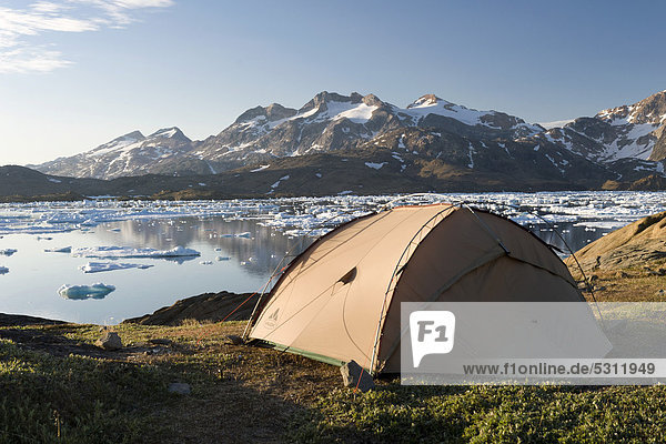 Zelt  Eisschollen und Berge  Tasiilaq oder Ammassalik  Ostgrönland  Grönland