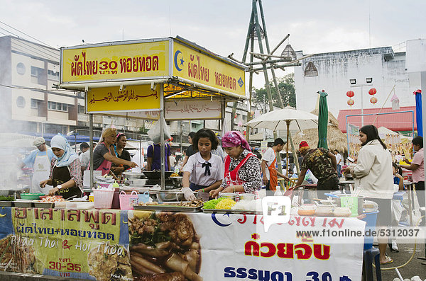 Essensstand auf dem Nachtmarkt  Krabi Town  Krabi  Thailand  Südostasien  Asien