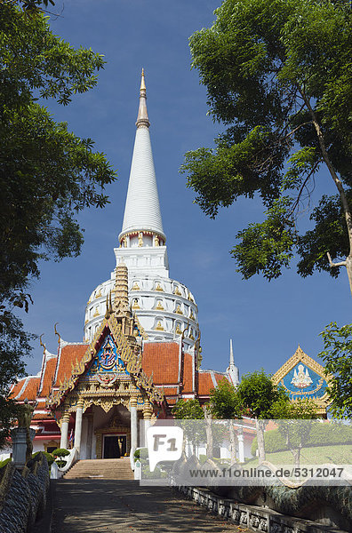 Chedi  buddhistischer Bergtempel  Wat Bang Riang  Thub Pat  Phang Nga  Thailand  Südostasien