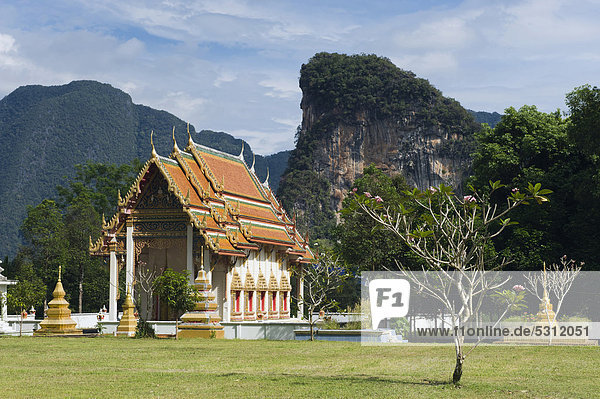 Buddhist temple  karst mountains  Wat Thamtapan temple  Phang Nga  Thailand  Southeast Asia