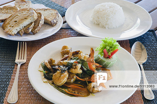 Gebratene Shrimps mit Basilikum und Reis  thailändisches Essen  Insel Ko Mook  Ko Muk  Trang  Thailand  Südostasien  Asien