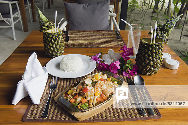 Hühnchen auf heißer Platte mit Reis  thailändisches Essen  The Sevenseas Resort  Insel Ko Kradan  Trang  Thailand  Südostasien  Asien