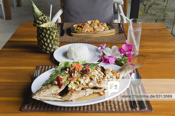 Gebratener Fisch mit Reis  thailändisches Essen  The Sevenseas Resort  Insel Ko Kradan  Trang  Thailand  Südostasien  Asien