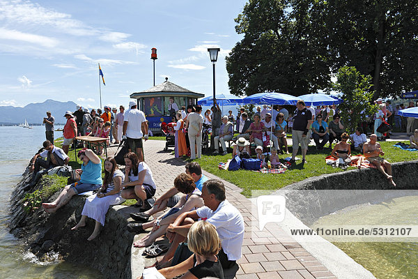 Die Leute genießen das Sommerwetter in Prien-Stock  Chiemsee  Chiemgau  Oberbayern  Deutschland  Europa