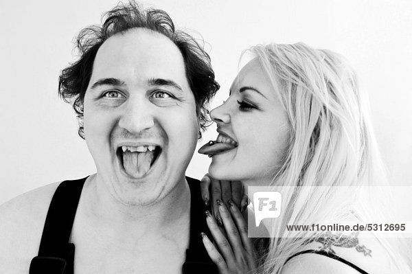 Frau und Mann zeigen die Zunge
