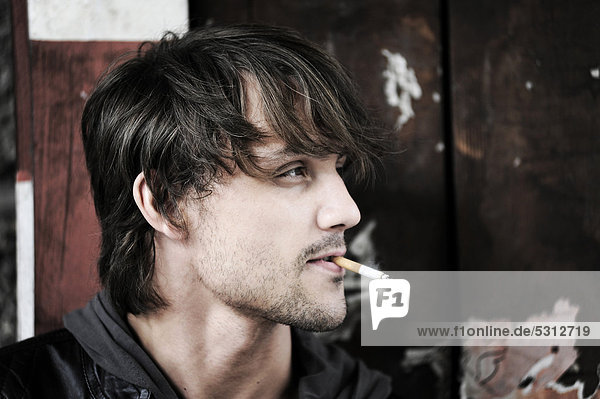 Junger Mann mit Zigarette  Portrait