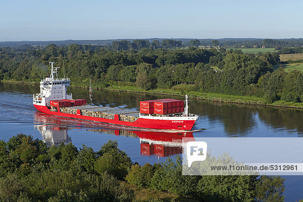 Containerschiff im Nord-Ostsee-Kanal bei Schafstedt  Schleswig-Holstein  Deutschland  Europa
