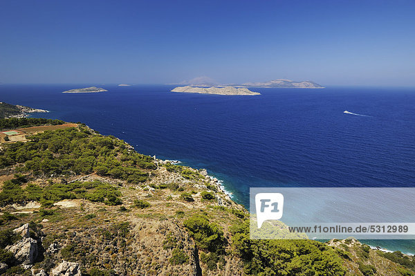 Sicht von der Westküste der Insel Rhodos auf die Inseln Makry  Strongili  und Alimia  Rhodos  Griechenland  Europa