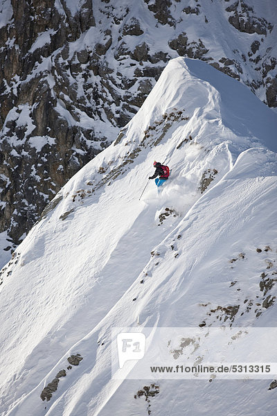 Freerider im tiefverschneiten Gelände  Arlberg  Nordtirol  Österreich  Europa