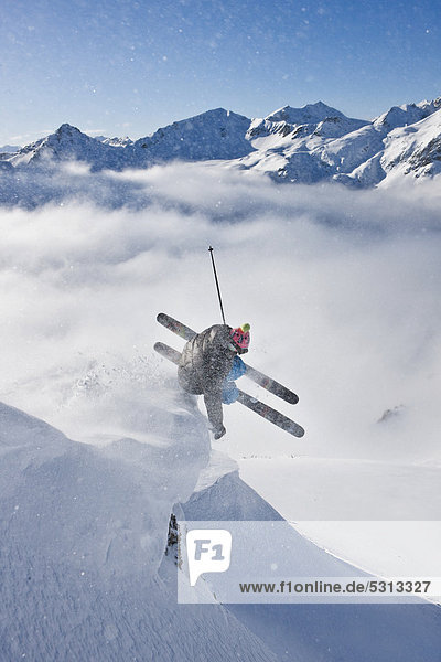 Freerider springt im tiefverschneiten Gelände  Engadin  Schweiz  Europa