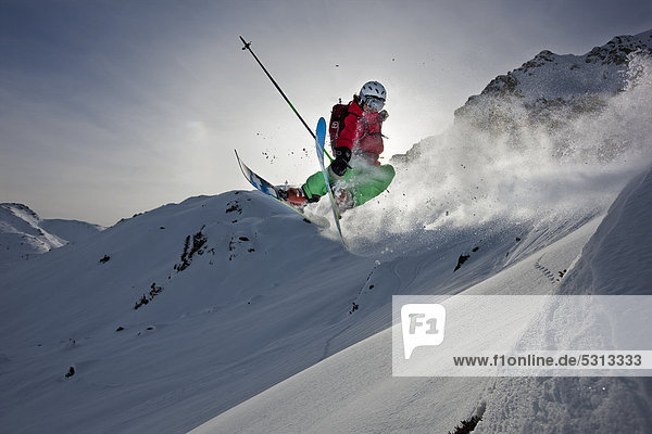 Freerider springt im tiefverschneiten Gelände  Nordtirol  Österreich  Europa