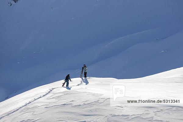 Freerider zu Fuß auf dem Weg zur Abfahrt im tiefverschneiten Gelände  Nordtirol  Österreich  Europa