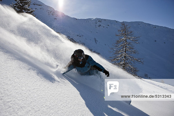 Freerider mit Snowboard im tiefverschneiten Gelände  Nordtirol  Österreich  Europa