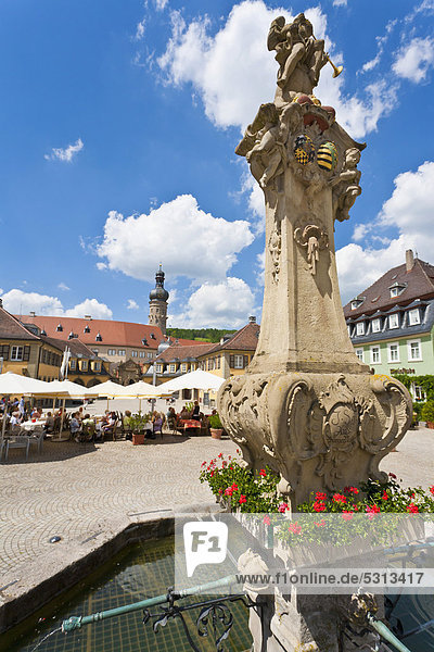 Rokoko-Brunnen auf dem Marktplatz in Weikersheim  Blick zum Schloss  Cafe  Baden-Württemberg  Deutschland  Europa