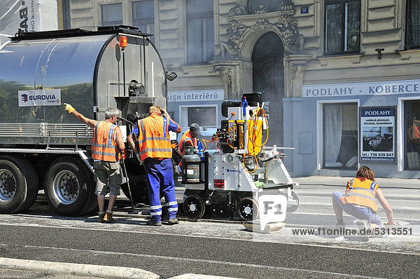 Bauarbeiter  Baustelle  Erneuerung der Fahrbahndecke  Asphaltierarbeiten  Prag  Tschechien  Europa  ÖffentlicherGrund