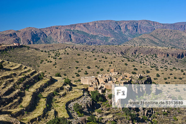 Ruinen eines verlassenen Dorfes  Kasbah  Speicherburg  Wohnburg der Berber  und Terrassenfelder im Antiatlas  Südmarokko  Marokko  Afrika