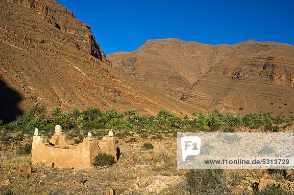 Berglandschaft im Ait Mansour Tal mit islamischem Friedhof und ummauerter Grabstätte  Antiatlas  Südmarokko  Marokko  Afrika