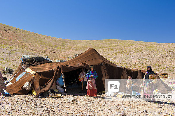 Frauen und Kinder stehen vor ihrem Nomadenzelt  Antiatlas  Südmarokko  Marokko  Afrika