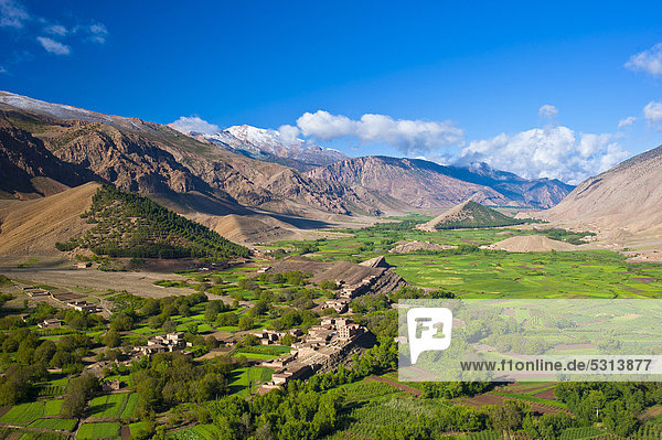 Landschaft mit bewirtschafteten Feldern und kleiner Siedlung im Ait Bouguemez Tal  Hoher Atlas  Marokko  Afrika