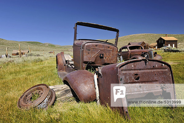 Verrostete Autos hinten 1937 Chevrolet Chevy Geisterstadt Bodie ehemalige Goldgräbersiedlung Bodie State Historic Park Kalifornien Vereinigte Staaten von Amerika USA