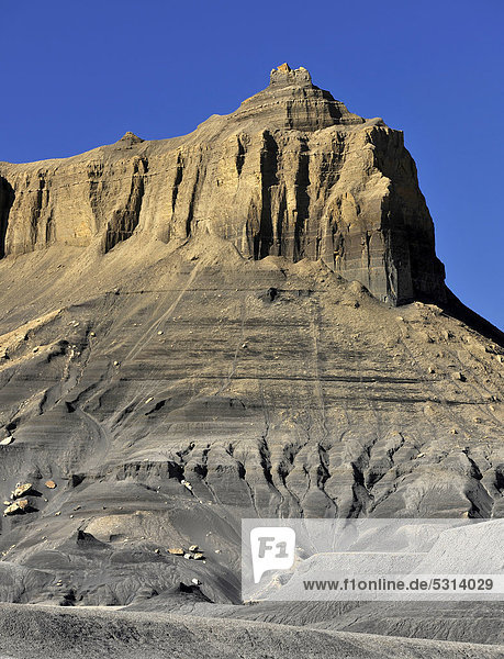 Badlands  erodierte  farbige Felsen  Kohle  an der Smoky Mountain Road zum Alstrom Point  Bigwater  Glen Canyon National Recreation Area  Arizona  Utah  Vereinigte Staaten von Amerika  USA