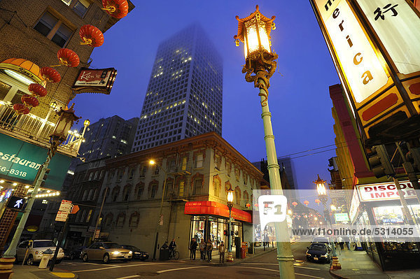Nachtaufnahme  Bazar  Restaurants  Chinatown  San Francisco  Kalifornien  Vereinigte Staaten von Amerika  USA  ÖffentlicherGrund