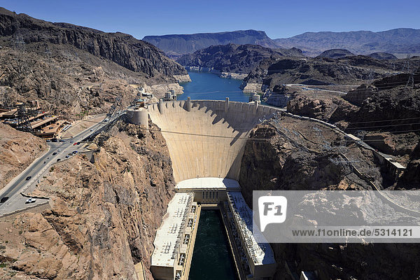 Blick von Mike O'Callaghan-Pat Tillman Memorial Bridge  auf Staumauer Hoover Dam  Staudamm  Talsperre  Lake Mead Recreation Area  Arizona  Nevada  Vereinigte Staaten von Amerika  USA  ÖffentlicherGrund