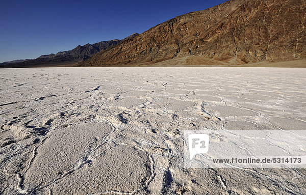 Salzpfanne  Salzkristalle  Badwater Basin  dahinter Black Mountains  Death Valley Nationalpark  Mojave-Wüste  Kalifornien  Vereinigte Staaten von Amerika  USA