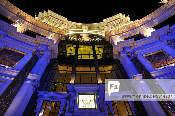 Nachtaufnahme Eingangsportal Forumshops  Luxushotel  Casino  Caesars Palace  Las Vegas  Nevada  Vereinigte Staaten von Amerika  USA  ÖffentlicherGrund