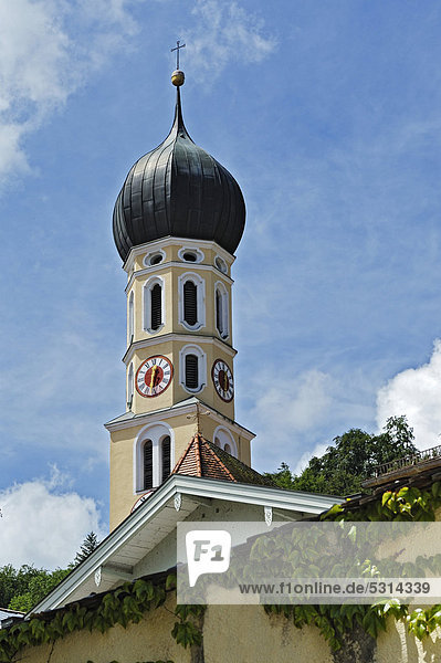 Zwiebelturm der Stadtpfarrkirche St. Andreas in Wolfratshausen  Bayern  Deutschland  Europa