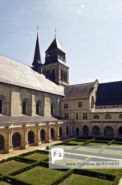 Abteikirche und mittelalterlicher Kreuzgang des Klosters Abbaye de Fontevraud  aquitanische Romanik  erbaut 1105 bis 1160  Fontevraud-líAbbaye  Loiretal nahe Saumur  Maine-et-Loire  Frankreich  Europa